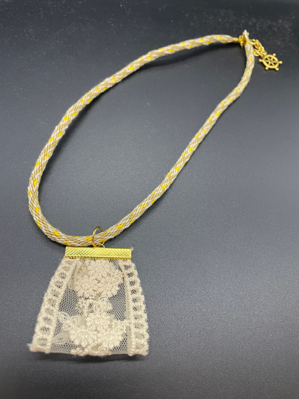 アンティークリボンの刺繍糸紐ネックレスとイヤリングのセット【ホワイト】 4枚目の画像