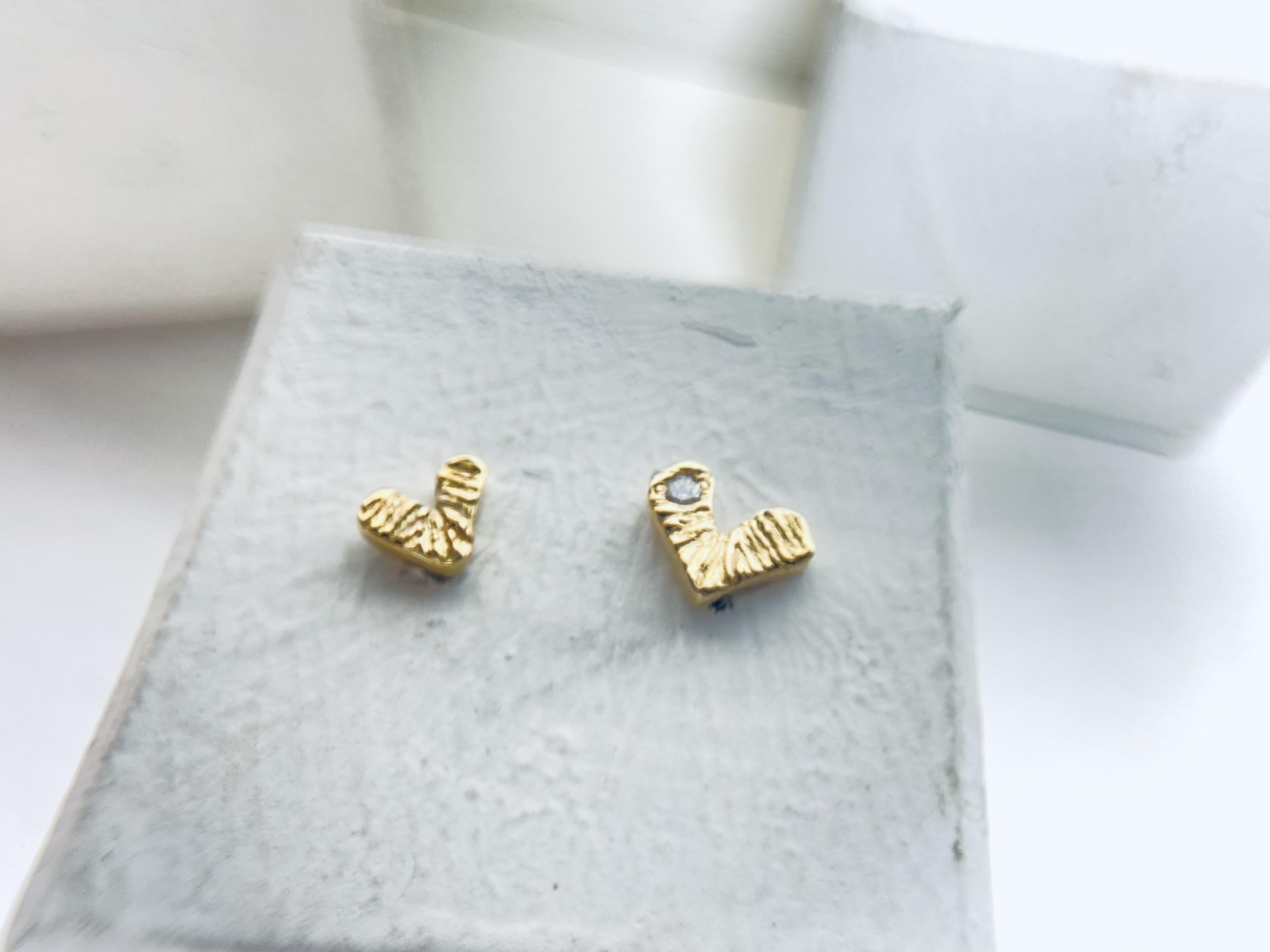 ◆K10◆ ギザギザのハートピアス(キャッチ付き)