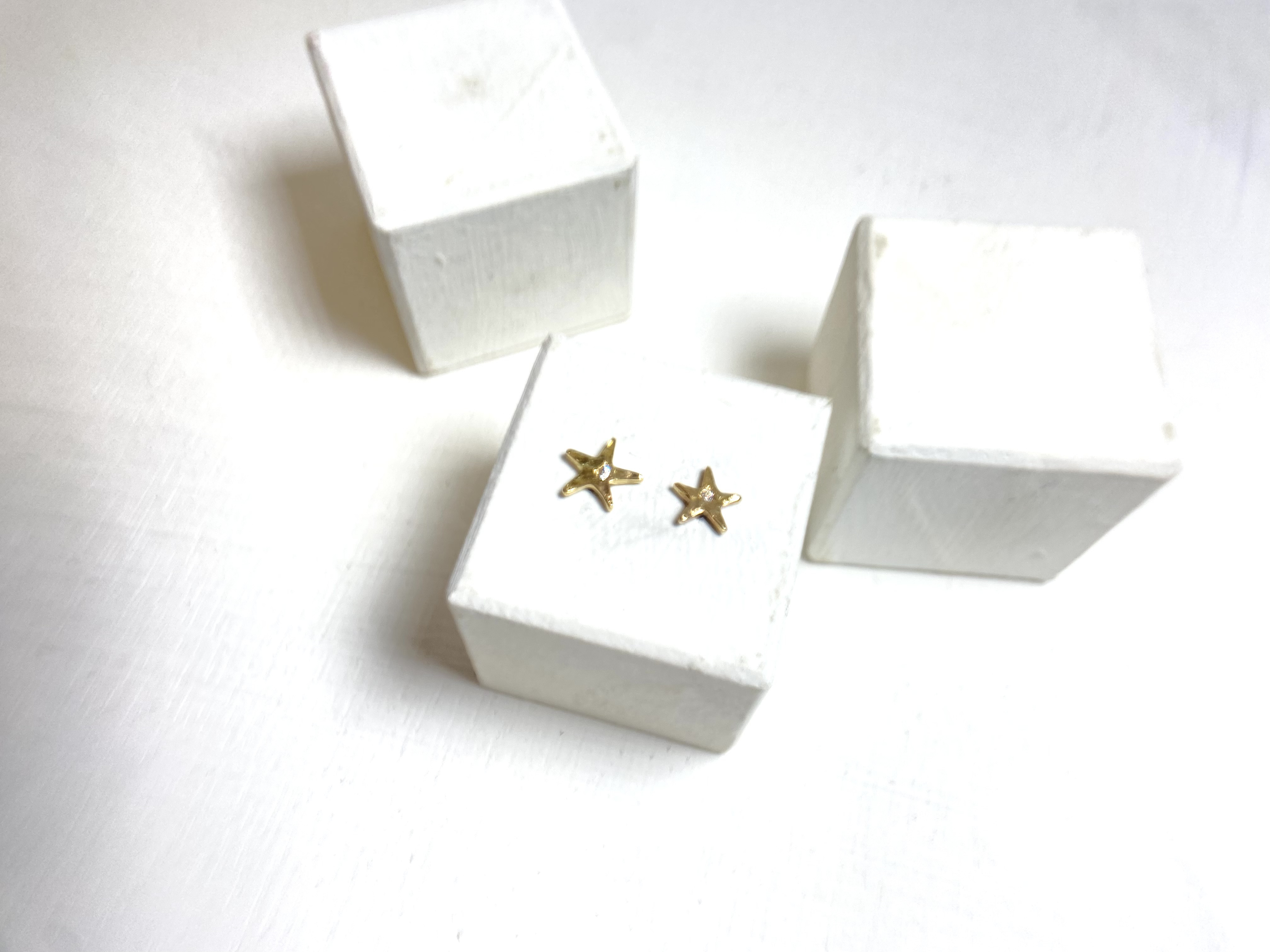 ◆K10◆ 星のピアス(キャッチ付き)