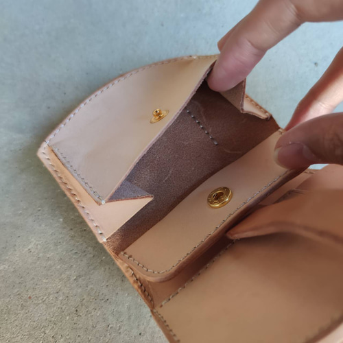 【一点物】薄い二つ折り財布　ハンドメイド イタリアンレザー 手縫い 手染め イタリアンレザー】手縫いのアミュレット（二つ折り財布