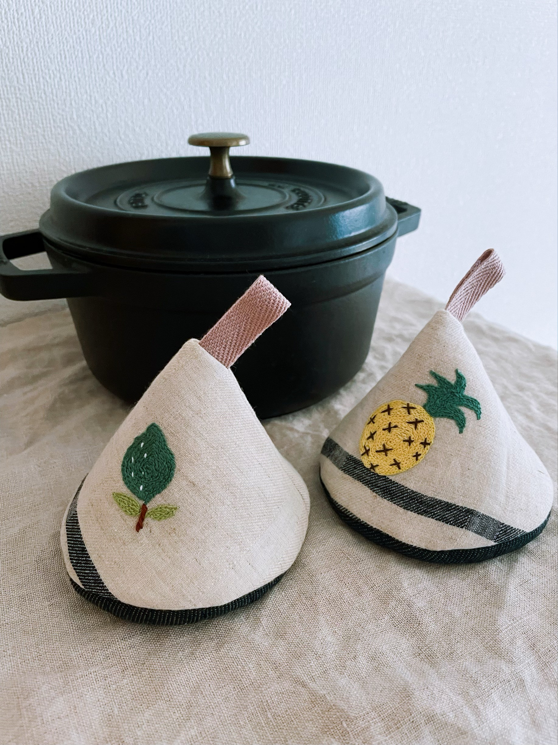 【新品未使用】STAUB ミナペルホネン　ラウンドホットプレート　リネン20㎝ 新品未使用】STAUB ミナペルホネン ラウンドホットプレート リネン20