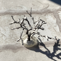 氷上の木とシマエナガのオブジェ 2枚目の画像