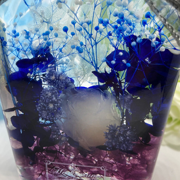 白薔薇 パープル×ブルー ハーバリウム ウイスキーボトル～本物の薔薇１輪 ギフト 結婚祝い　紫陽花ハンドメイド2023 3枚目の画像