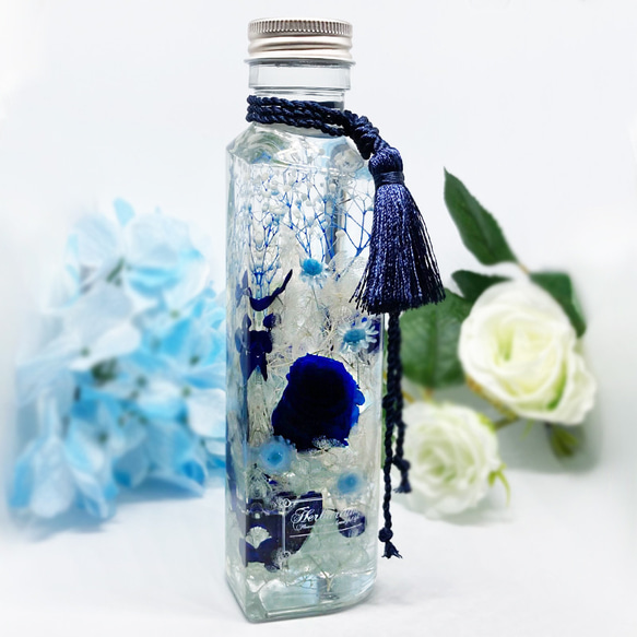 青薔薇 ハーバリウム ハート型ボトル～本物の薔薇が１輪 ギフト 結婚祝い 1枚目の画像