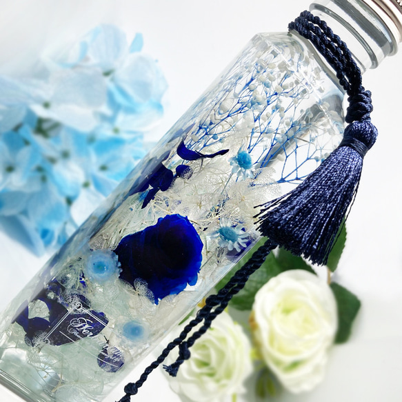 青薔薇 ハーバリウム ハート型ボトル～本物の薔薇が１輪 ギフト 結婚祝い 2枚目の画像