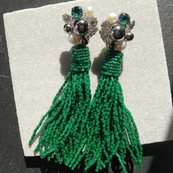 Swarovski × Beads tassel pierce (Silver × green) 3枚目の画像