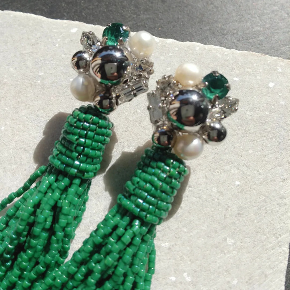 Swarovski × Beads tassel pierce (Silver × green) 2枚目の画像
