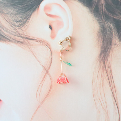 やさしくきらめく ミニチューリップのイヤリング／ピアス 3カラー