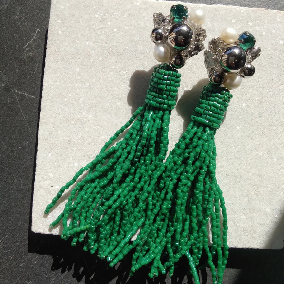 Swarovski × Beads tassel earring (silver×green) 4枚目の画像