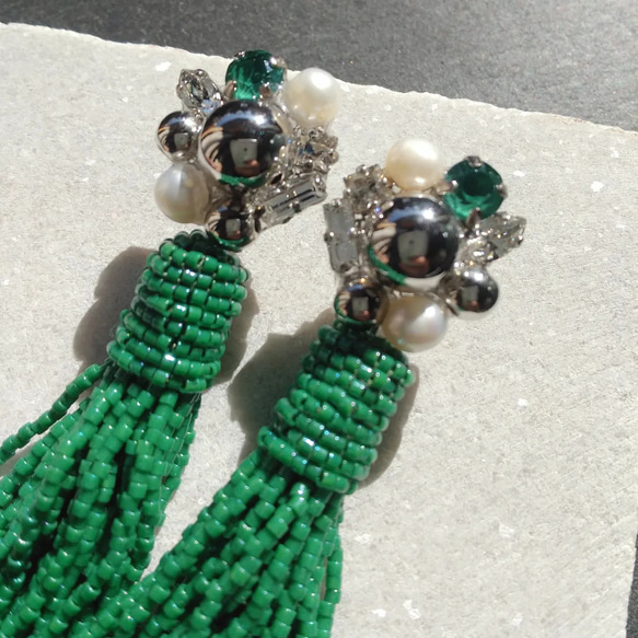 Swarovski × Beads tassel earring (silver×green) 2枚目の画像