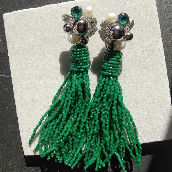 Swarovski × Beads tassel earring (silver×green) 3枚目の画像