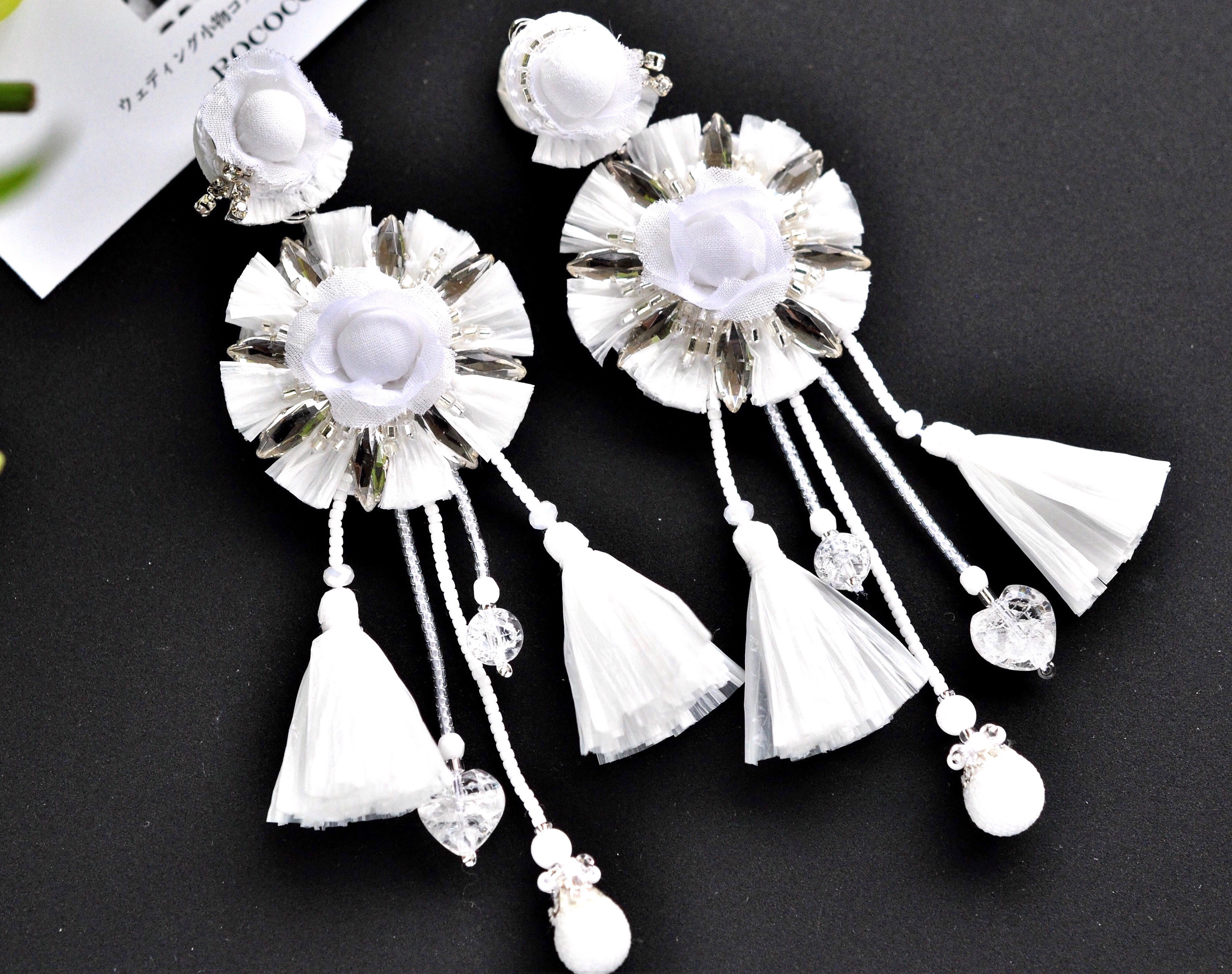 【白とクリスタルの花】　フリンジ付き　ブライダルイヤリング　手刺繡