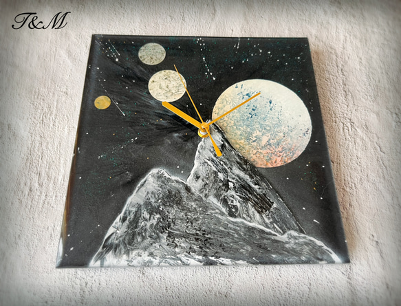宇宙 夜空 レジン 壁掛け時計 (宇宙 / 夜空 / 惑星 / 月 / 山 / スプレーアート )　【1点もの】 2枚目の画像