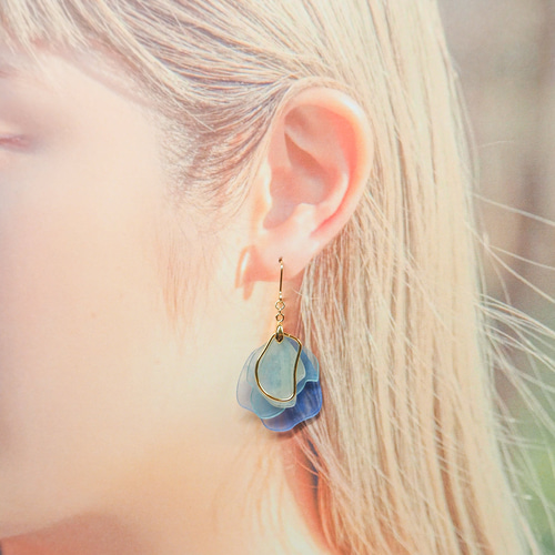 マーメイドカラー】水彩の花びらピアスorイヤリング 夏に大人気の水彩