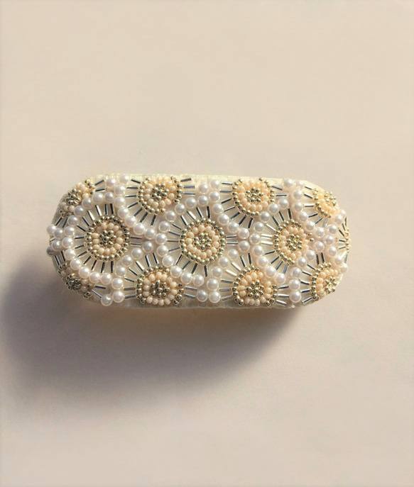 特小＆竹ビーズの丸模様刺繍バレッタ（白×パール） 1枚目の画像