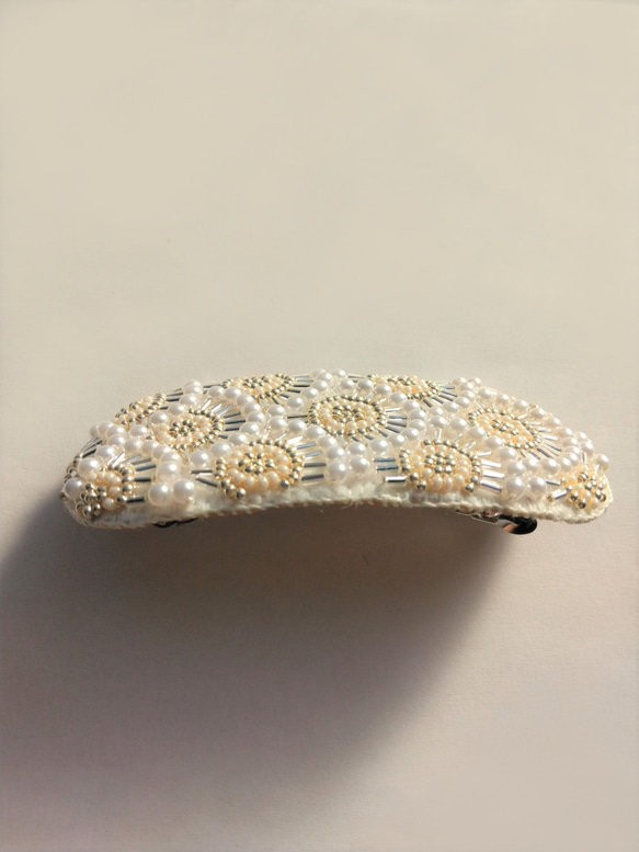 特小＆竹ビーズの丸模様刺繍バレッタ（白×パール） 3枚目の画像