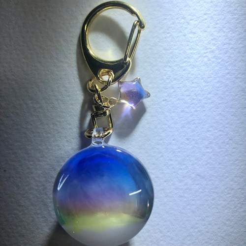 空レジン-鮮やかな夜空 キーホルダー 春/透明感/プレゼント/雲