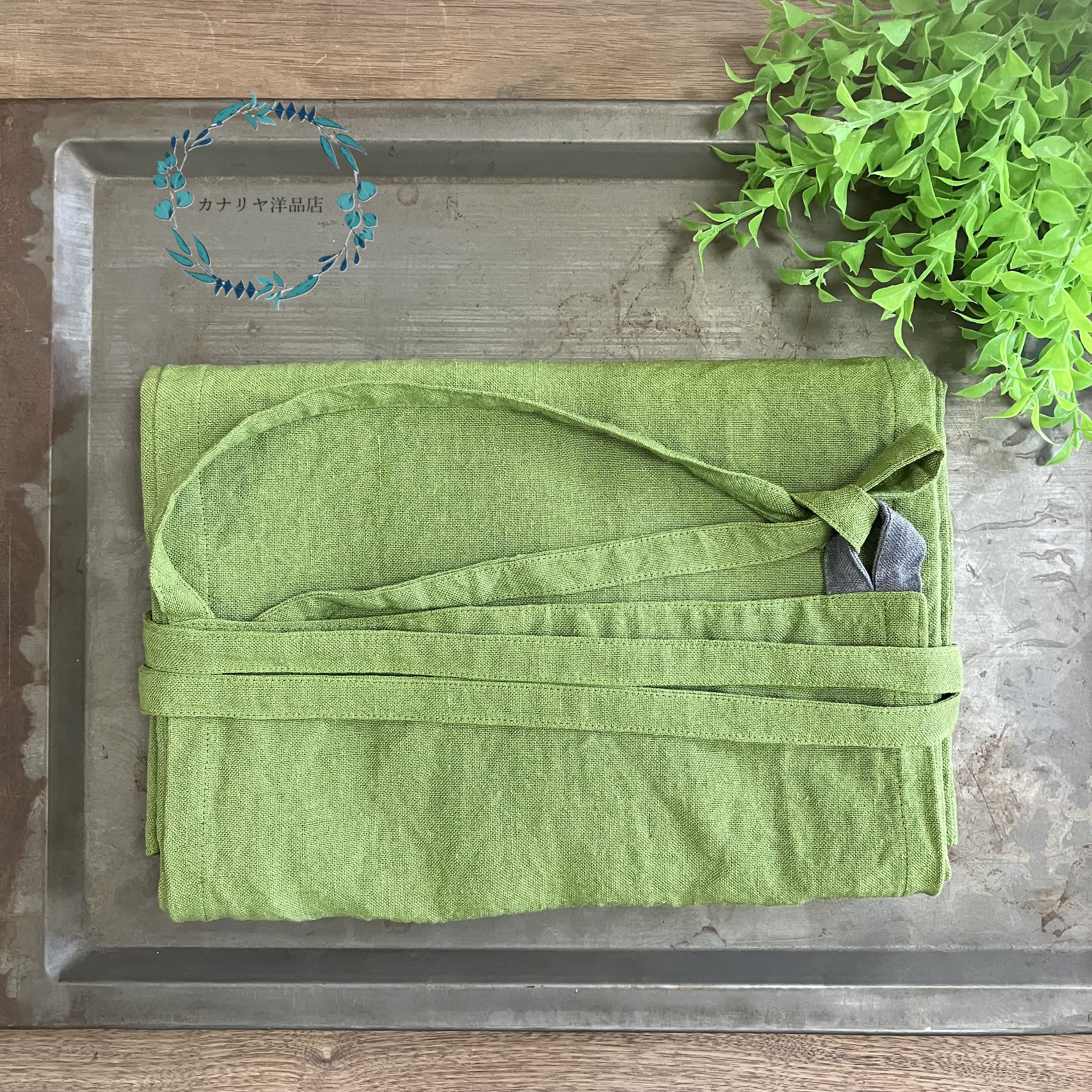 ベルギーリネンの魅力を纏う - ワークエプロン　肩紐バイカラー　ベルギーリネン　ブライトグリーン×肩紐グレー