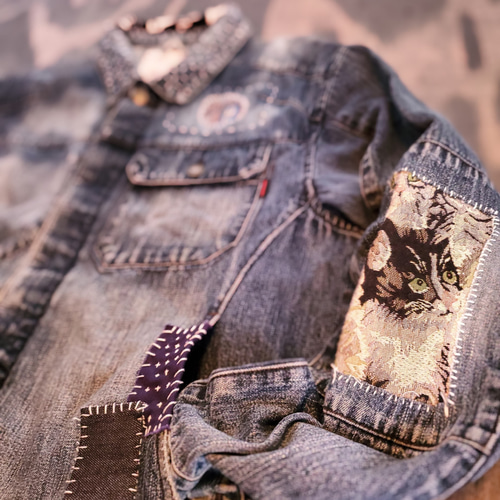 パッチワークと刺し子で雰囲気抜群。リメイクデニムジャケット