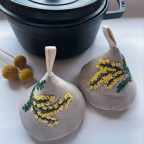 【みるく】お花刺繍の鍋敷き　ミモザ　チューリップ　20cm 22cm 円形 みるく】お花刺繍の鍋敷き ミモザ チューリップ 20cm 22cm 円形 みるく