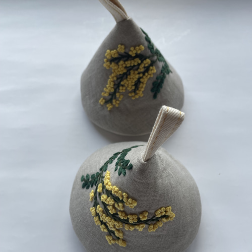 ミモザの手刺繍 ✳︎リネン✳︎三角鍋つかみ ストウブ鍋つかみ