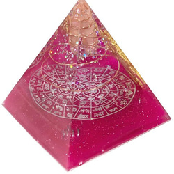 オルゴナイト　ピラミッド型　ドラゴン＆龍体文字ふとまに図　ピンクマゼンダ 4枚目の画像