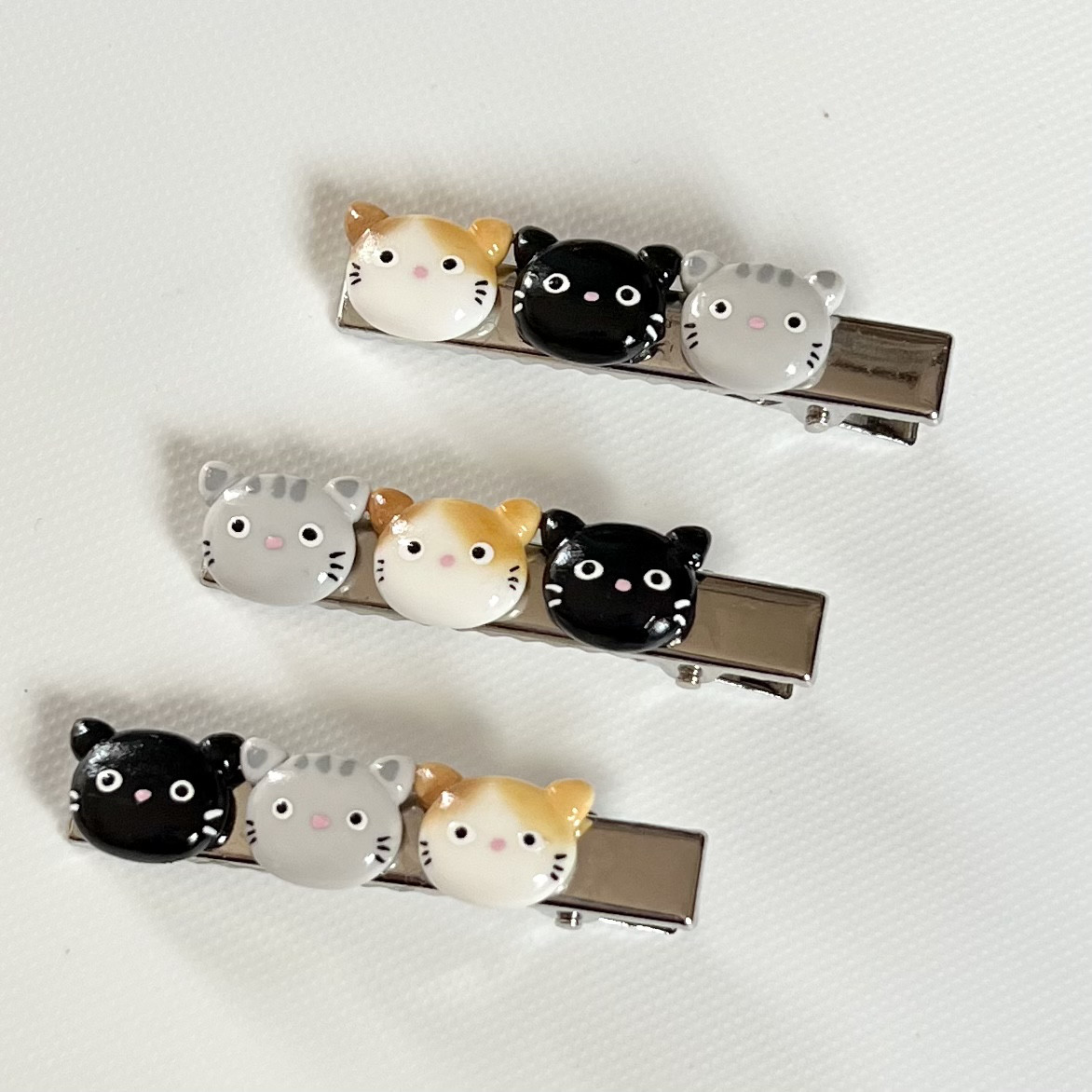 じゃれねこちゃんとひまわり　ヘアクリップ　さばとら ぐでねこちゃんとひまわりヘアクリップさばとら