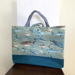大きめ　サメ好きの君に贈るレッスンバッグ　セルリアンブルー切替　35×45サイズ　ループ付 1枚目の画像