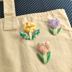 刺繍とビーズのチューリップブローチ　【ピンク】 4枚目の画像