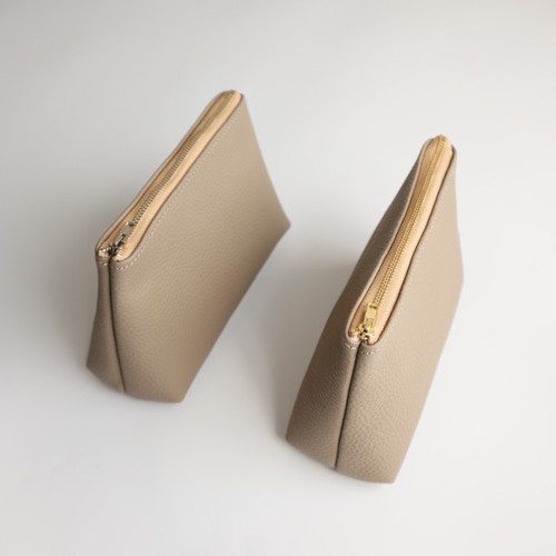 【極美品✨】イアンヌ　ポーチ　ゴールドプレート　シボ革　レザー　ブラウン プレーサ 牛革 ラウンドファスナー長財布 – イビサ オンライン