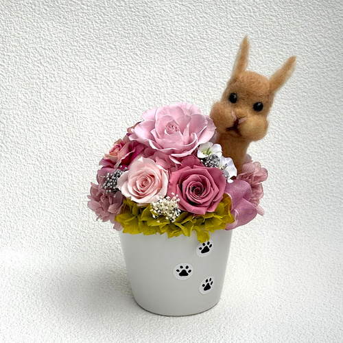 うさぎ　ネザーランドドワーフ　ミニうさぎ　ピンバッジ　桜　ブローチ　チャーム ちょこんと顔出す うさぎ ネザーランドドワーフ（右側