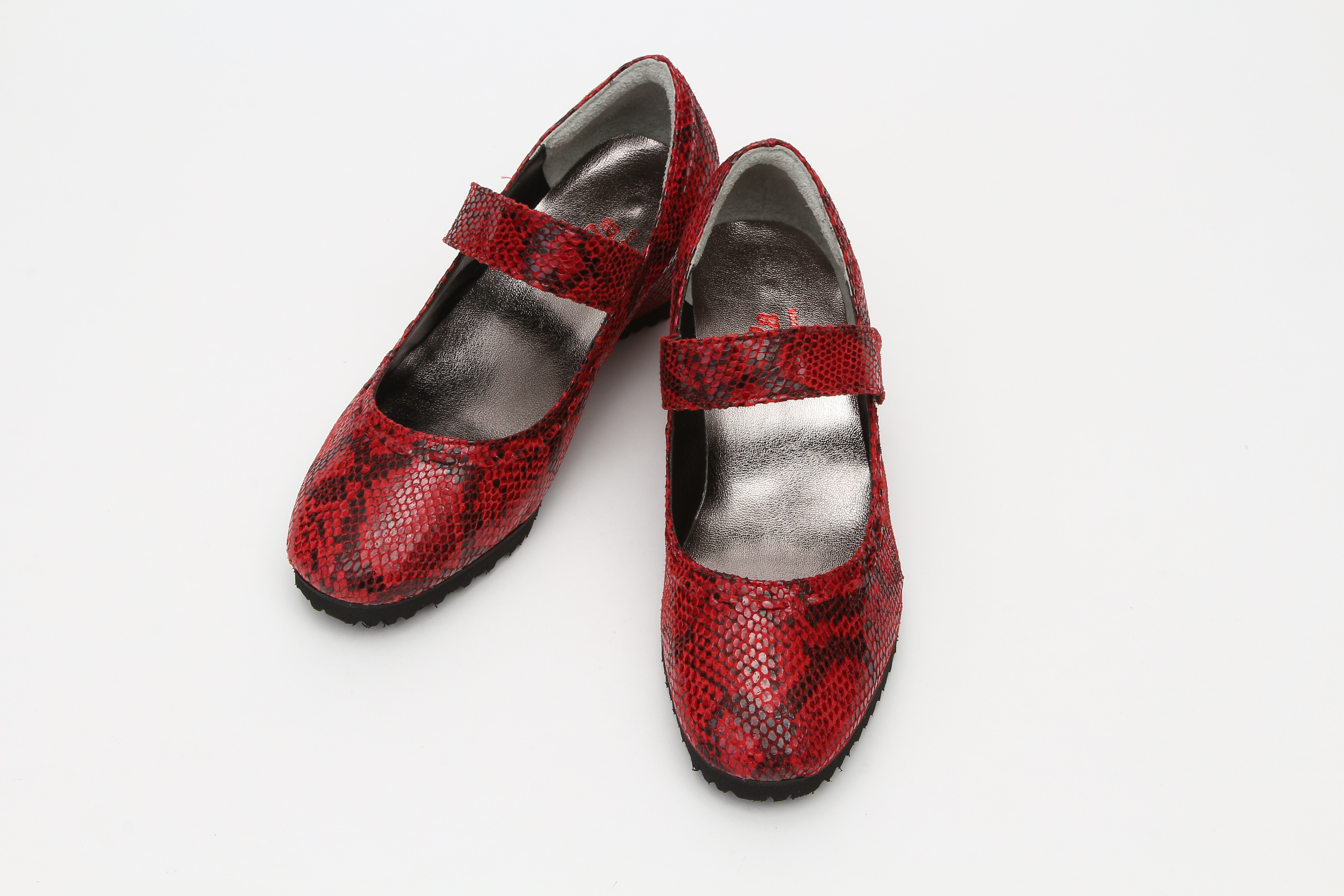 あし姫オーダーシューズです。黒は冠婚葬祭に。他の色はお出かけに。サイズも豊富。