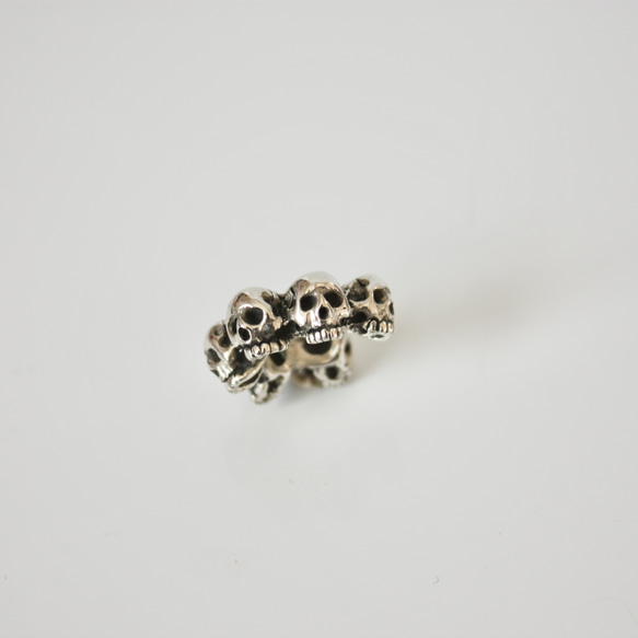 MINI SKULLS EAR CUFF 〜 ミニ スカル 連なる イヤーカフ 〜 2枚目の画像