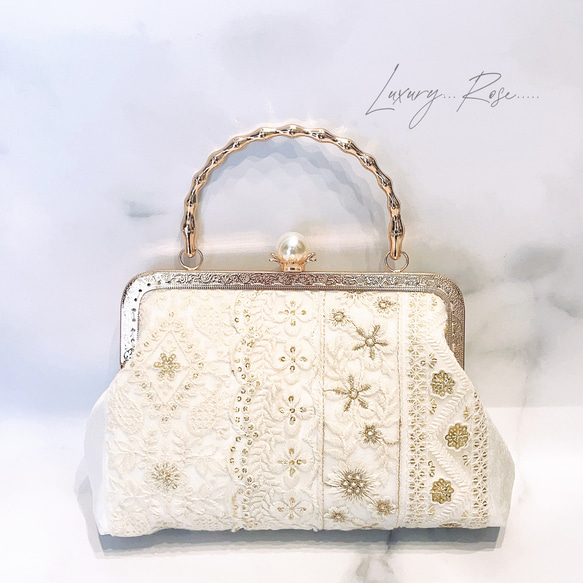 再販！！抜群の高級感♡大玉真珠のがま口〜春ホワイト魅惑のフランス&インド刺繍レース❤︎フォーマルバッグ　小さめバッグ 3枚目の画像