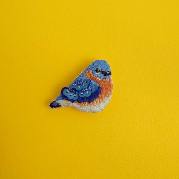 青い小鳥の刺繍ブローチ 5枚目の画像