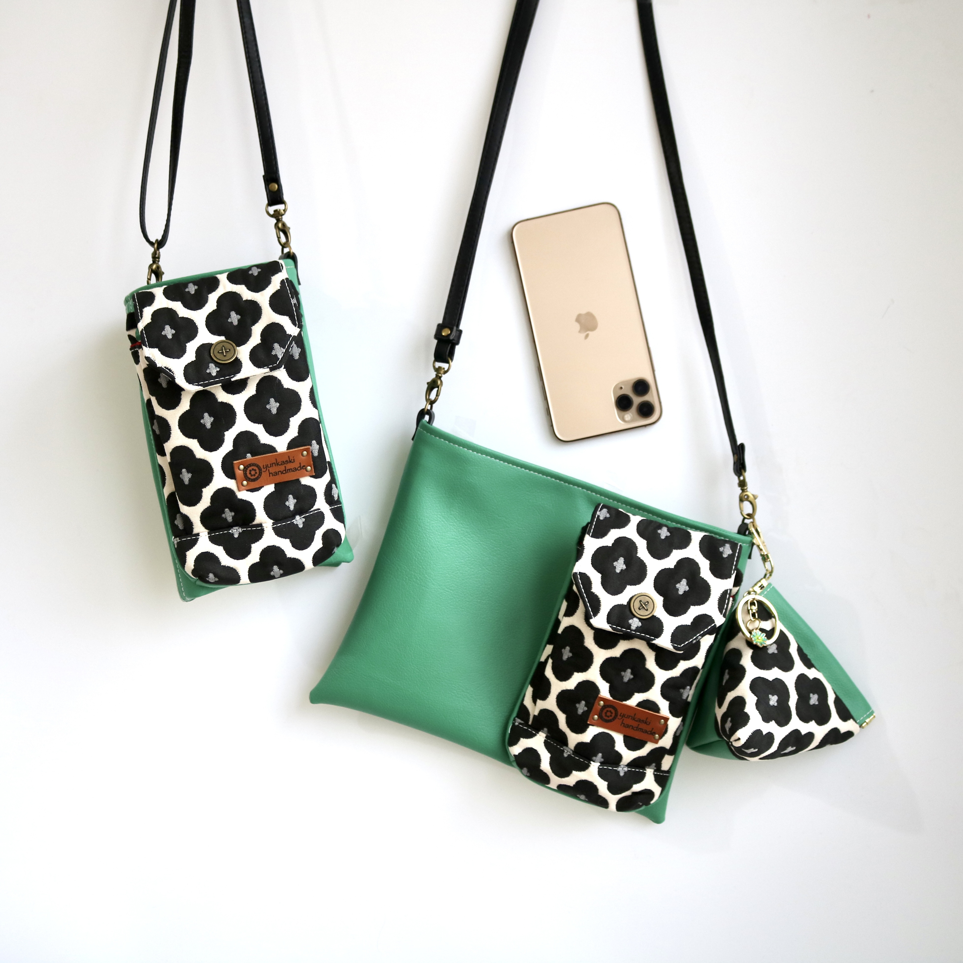 二つ折りにするとコンパクトになる2wayスマホポシェット　フランス生地花柄　グリーンバイカラー