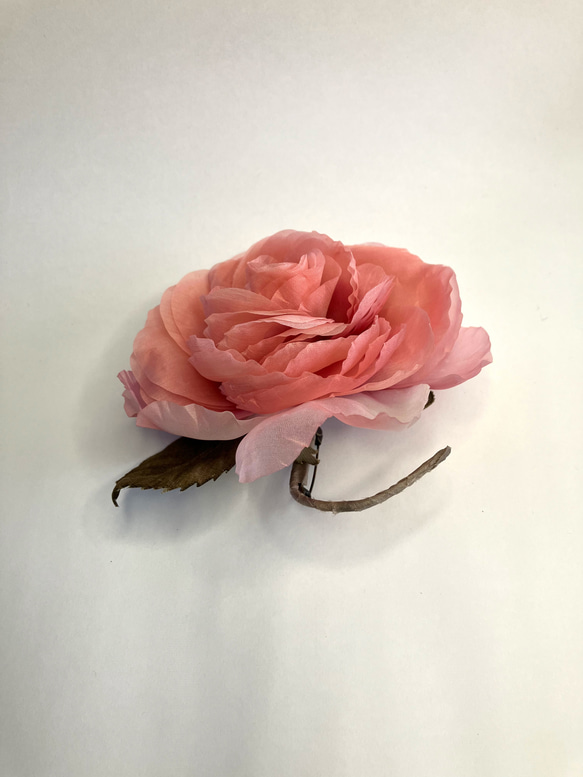 ◇サーモンピンクのバラのコサージュ 2枚目の画像
