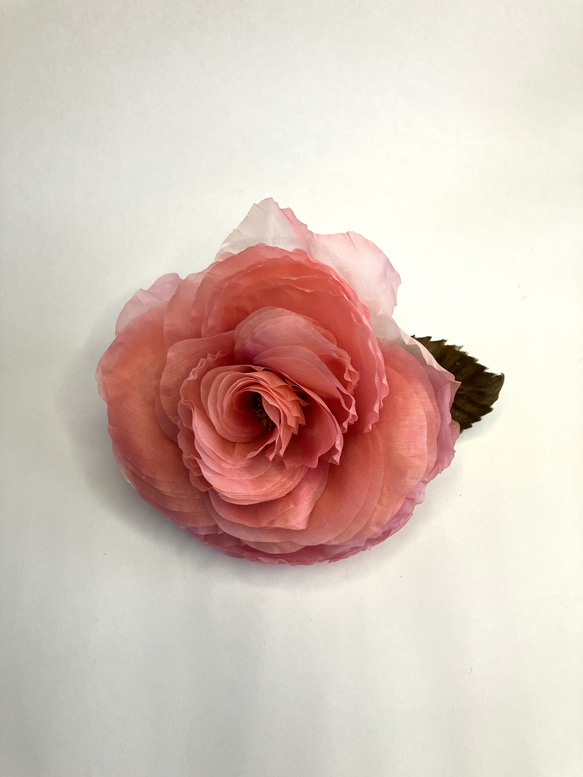 ◇サーモンピンクのバラのコサージュ 1枚目の画像