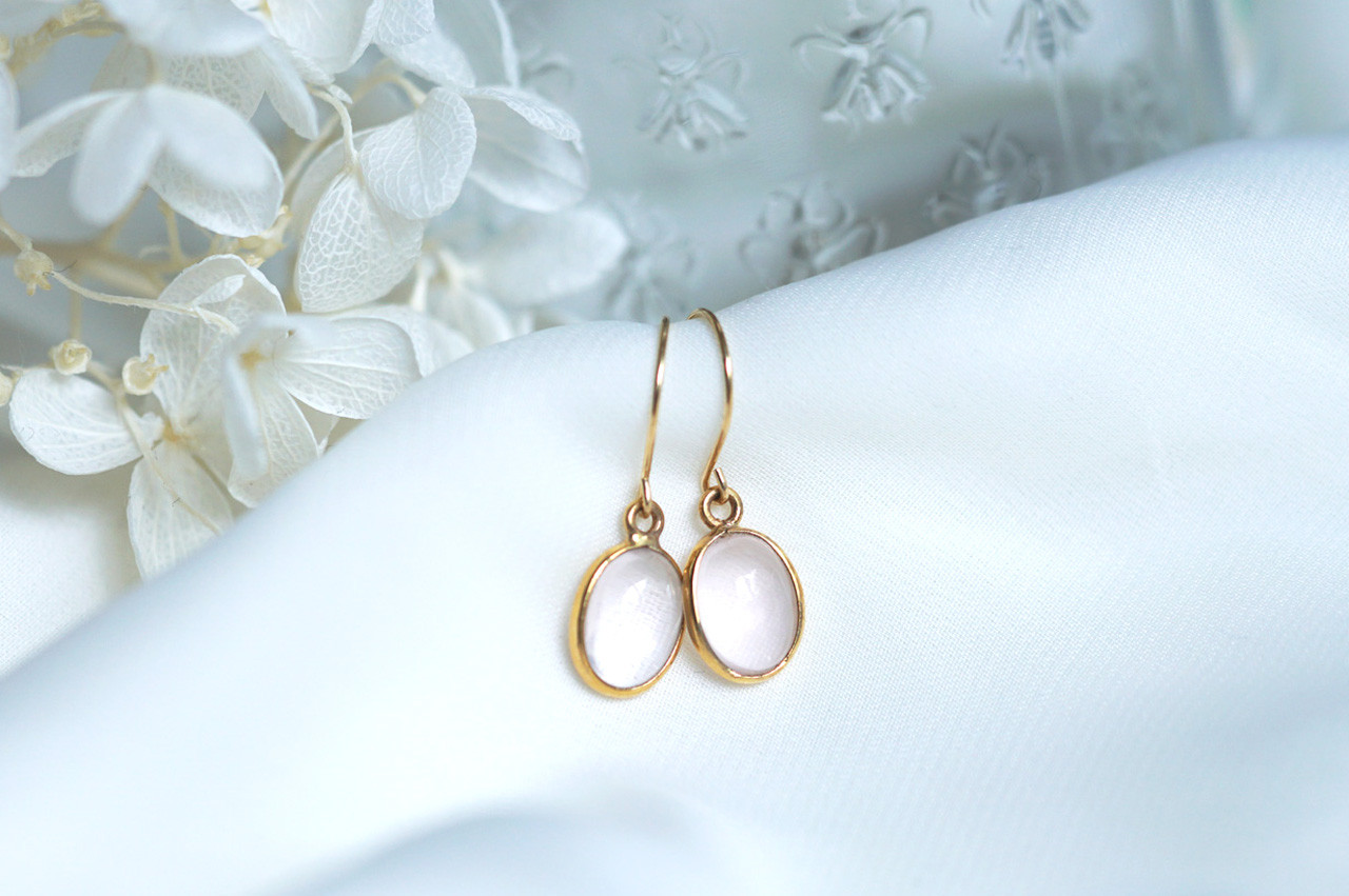 【送料無料】K18 ローズクォーツ オーバルシェイプ フックピアス