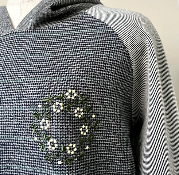 ボタニカルフラワーリース刺繍　チドリ×デニム風ニットパーカー 3枚目の画像
