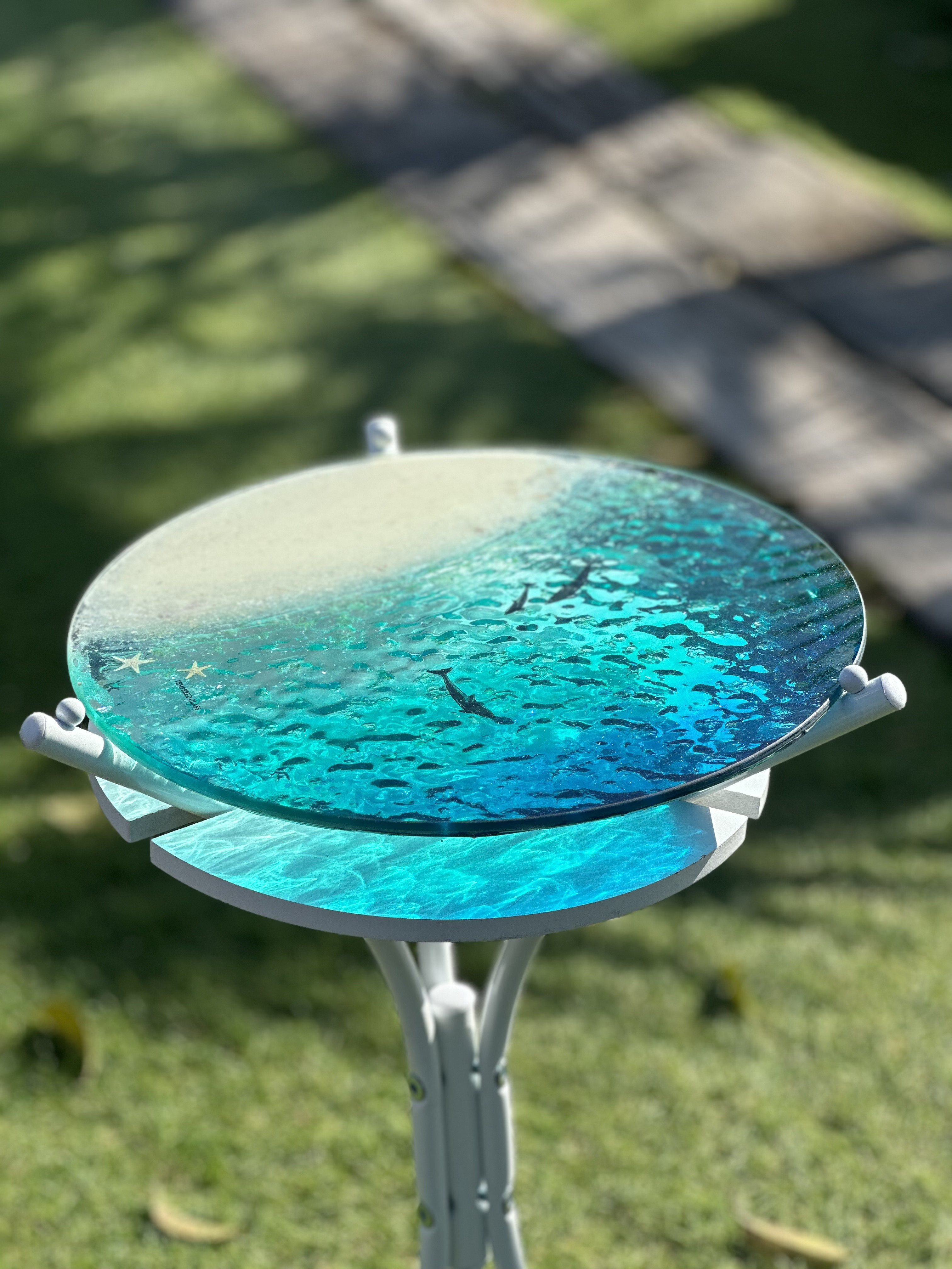 海を感じさせるマリンテーブル丸テーブルガラステーブル白西海岸海サーフ