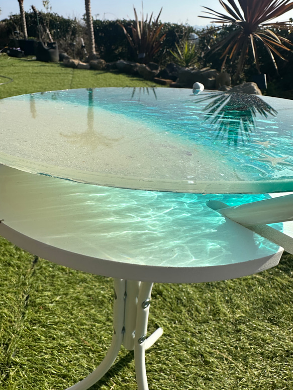 新色　夜光虫ターコイズブルーの海ホワイトビーチ　イルカの親子　ガラスサイドテーブル丸 SEA  table 水面　丸 9枚目の画像