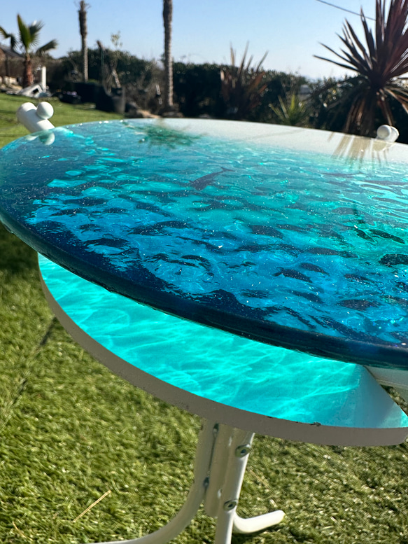 新色　夜光虫ターコイズブルーの海ホワイトビーチ　イルカの親子　ガラスサイドテーブル丸 SEA  table 水面　丸 6枚目の画像