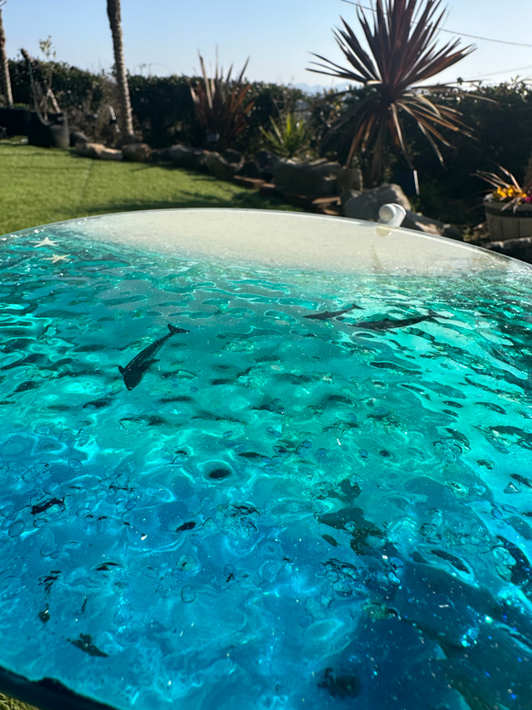 新色　夜光虫ターコイズブルーの海ホワイトビーチ　イルカの親子　ガラスサイドテーブル丸 SEA  table 水面　丸 4枚目の画像