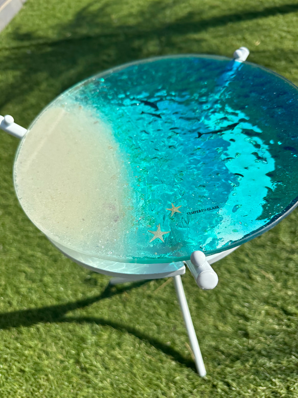 新色　夜光虫ターコイズブルーの海ホワイトビーチ　イルカの親子　ガラスサイドテーブル丸 SEA  table 水面　丸 7枚目の画像