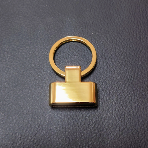 グレー レザー キーホルダー メタル金具 Amazon.co.jp: [きざむ] 名入れ メタルプレート レザー 本牛革