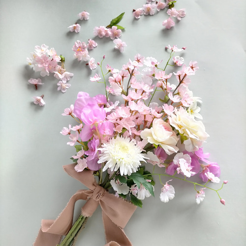 桜とラナンキュラスのパステルカラークラッチブーケ ブライダルブーケ  