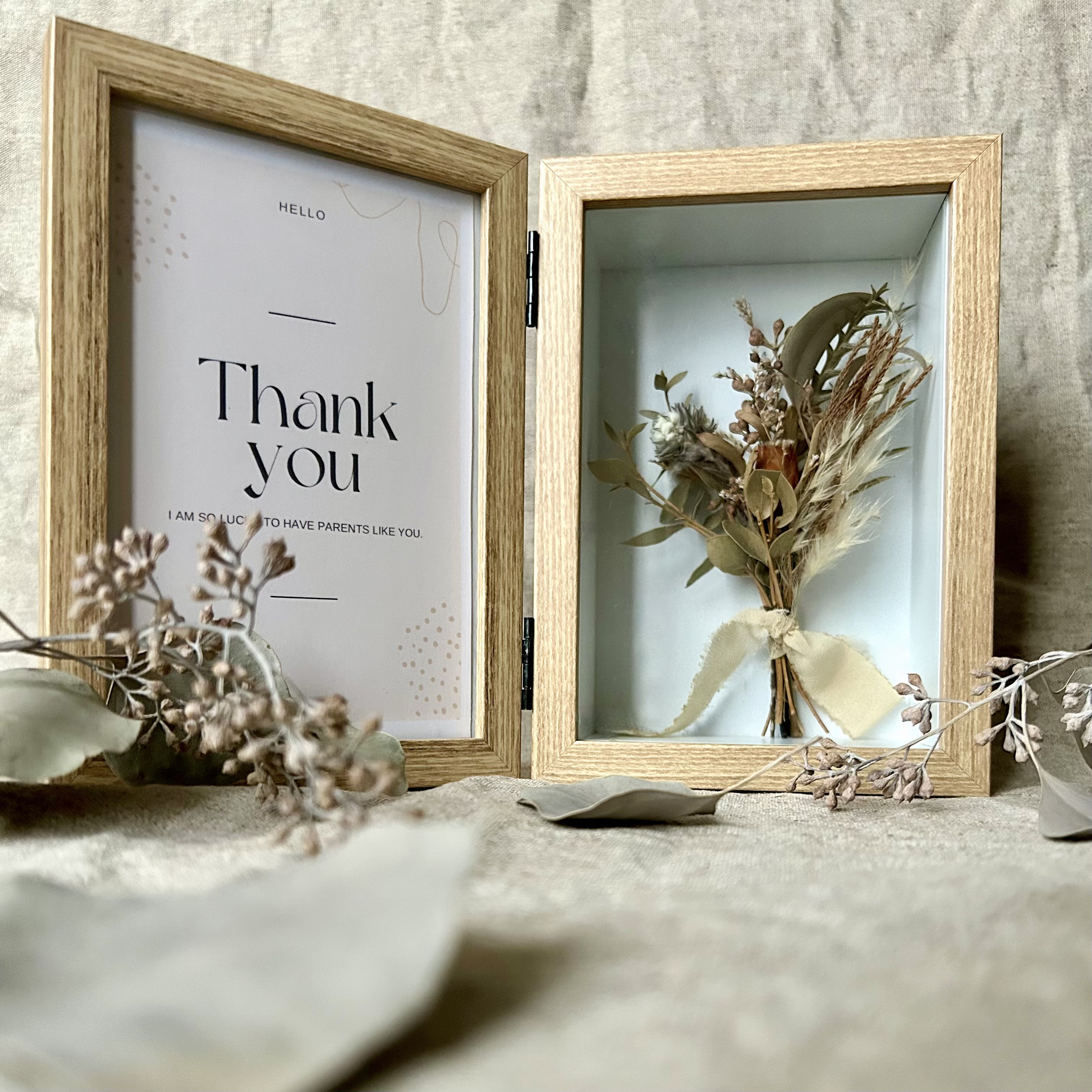 ご両親への贈呈品・母の日・結婚祝い・ウェルカムスペースなど　ミニ花束を納めたフォトフレーム　ナチュラル