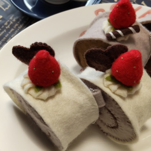 フェルトのいちごロールケーキ2個セット 羊毛フェルト marugorou 通販