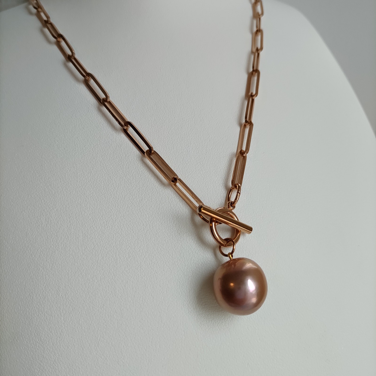 圧巻大玉15㎜　最高ランク淡水真珠とサージカルステンレス（ ﾋﾟﾝｸｺﾞｰﾙﾄﾞIPﾒｯｷ）ﾏﾝﾃﾙﾈｯｸﾚｽ